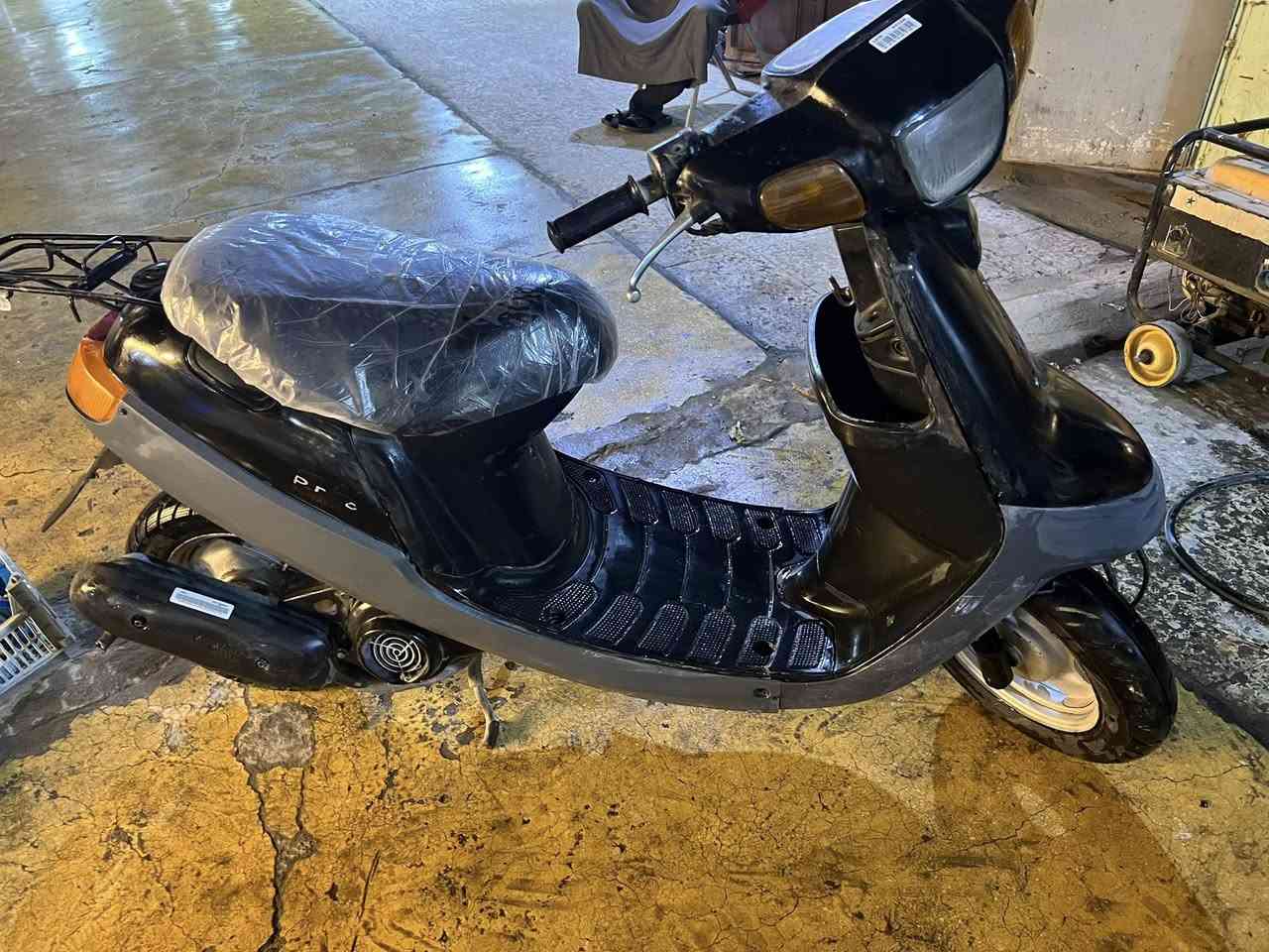 دراجة بطه نظيفه فول نظافه كهربائيات شغاله ومكينه بلاديه مامفتوحة تجي بنفسك تفحصهه وتشوفهه سعرها 325 وبيهه مجال بسيط مكاني بغداد الامين الثانيه رقمي *********** متوفر واتساب
