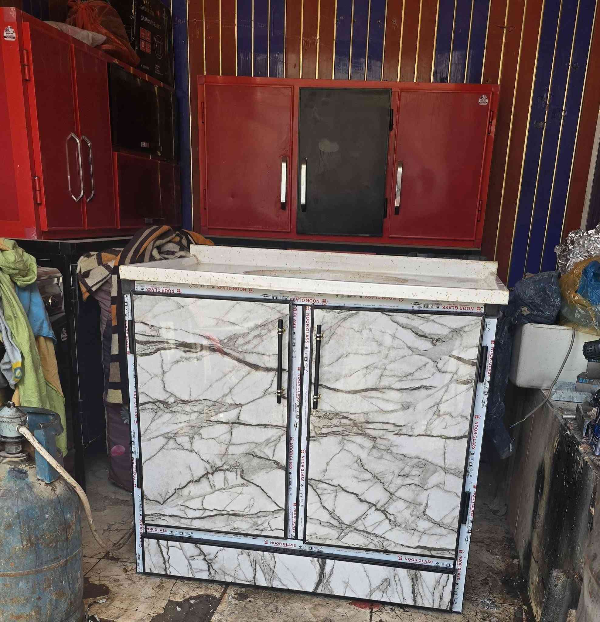 من رخصه الأدمن كاونتر سنك مرمر متر تفصال تكمه جديد بالجيس استعمال شهر ١٣٠الف الشراي يتصل *********** ***********
