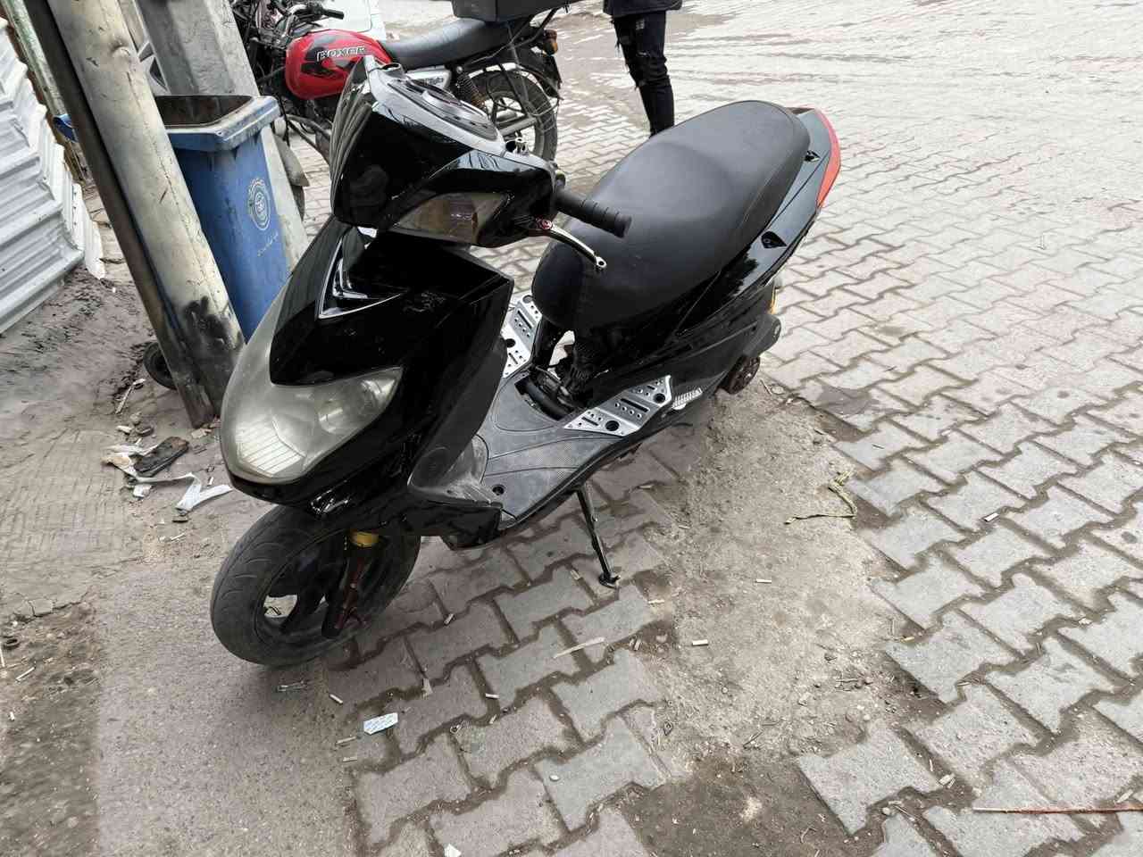 السلام عليكم دراجه سكنس فحل رياضي
الدراجه عليه كت كامل ttmrk 
كلجات wf امامي خلفي مطابق 
وبيها يدات رياضي وملقط رياضي 
وستاند رياضي ونقصها ستاند تعليك 
وسبايدر  مكان الدراجه بغداد الكاظميه 
ساحه عدن وأي استفسار راسلني خاص 
أو اتصل ***********
