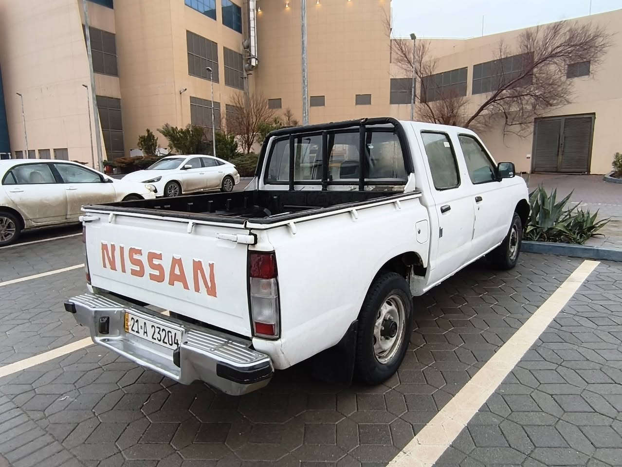 پیکاب نیسان  2002 ٧٠ وەرەقە و مەجال
ناو شاری سلێمانی
***********
ڕەقەم سلێمانی بەناوی خۆمەوەیە. سەنەوی مانگی 12 بەسەر دەچێت. a 
- تەبرید 
- پاوەر 
- کابرێتەر
- دوو پارچە ڕەش ( چەمەلەغی پێشەوە لای سایەق و بۆنیت)
-  جێ جێ پەڵەی تریشی هەیە . 
- پێشی دەعمێکی پێوەیە و بەتانەی لای سایەقی گرتووە.
- مەکینەی مانگێکە تەشفیتە. 
- گێڕ بەشەرت 
- سارد و گەرمی و کارەبایی هەمووی بەشەرت .
