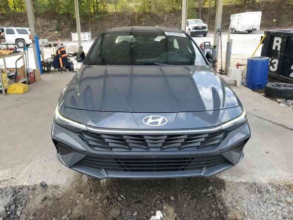 السلام عليكم هونداي النترا 2025 SPORT لون اسبنتي حادثها كما موضح في الصور ترهم كتاب شهداء وترهم حره السياره جايه بل طريق سعرها (100) تفاصيل اكثر *********** اتصل وادلل
