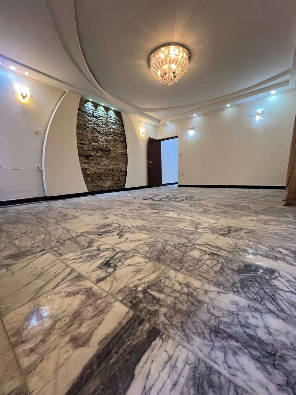 دار للبيع المساحة 200 متر ‏الواجهة 7 نزال 25 ￼
مسلح طابقين طابو ملك صرف المشتل قرب شارع المدارس وشارع الزيدي ￼ يحتوي الطابق الاول على خدمات خارجية وكراج سيارة ومدخلين  استقبال ومطبخ حار ومطبخ بارد   وخدمات ومخزن وترك خلفي وغرفة نوم والطابق الثاني يحتوي على غرفتين 
والسعر مناسب الاتصال على الهاتف 
‏***********
‏*********** ￼
سعر المتر بمليون و800 سعره سعر ارض وبي مجال
