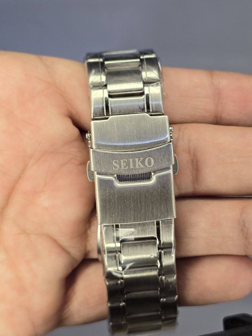 ساعة من ماركة سيكو Seiko ببسي
تحفة فنية 
مصممة للغواصين ومحبي الفخامة
مكينة كوارتز ناعمة نظام ماطور
هيكل ستانلس ستيل مع رنك دوار
ميناء ازرق مميزة مزودة بمنفذ تاريخ شهري واسبوعي 
فول لامينوس اميال وارقام والرنك 
زجاج معدني ضد الخدش 
مقاومة ماء وغبار 
سير ستانلس ستيل جودة علية
 دبل قفل اصلي 
القطعة مختمة بالكامل خفر 
وزن ثقيل 

السعر :- 35 الف ع اول تم
للحجز والاستفسار يرجى مراسلة الصفحه


**إذا كنت صاحب هذا الإعلان وتريد حذفه لأي سبب، رجاءا أرسل رسالة إلى الدعم الفني**