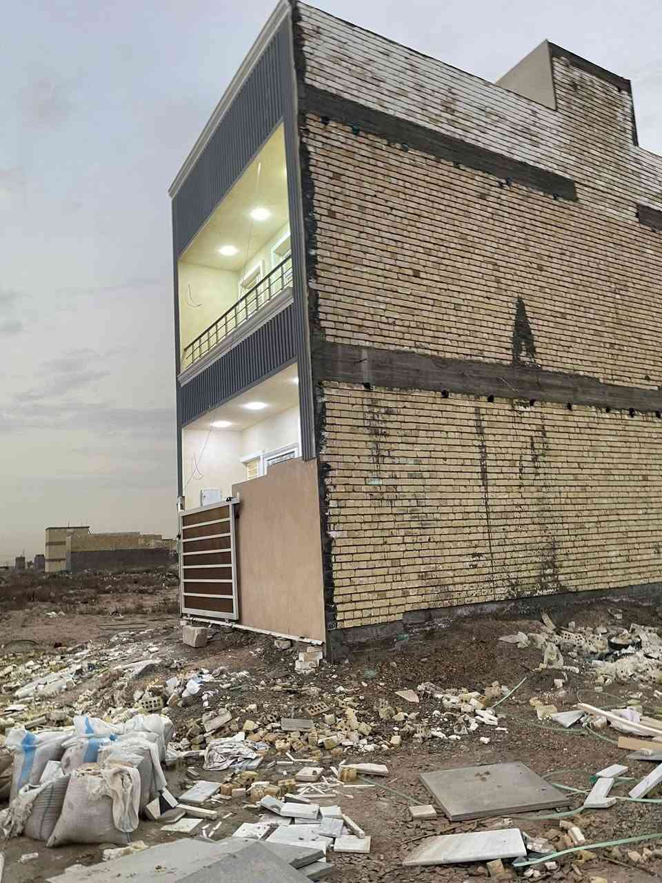السلام عليكم لبيت((( للايجار))) مساحه 50 البيت جديد محد ساكن بي طابقين الطابق الاول تواليت خارجيه صاله تواليت حمام و مطبخ طابق الثاني غرفه كبيره و غرفه صغيره البيت يقع قرب مدرسة الصينيه  للستفسار ***********
