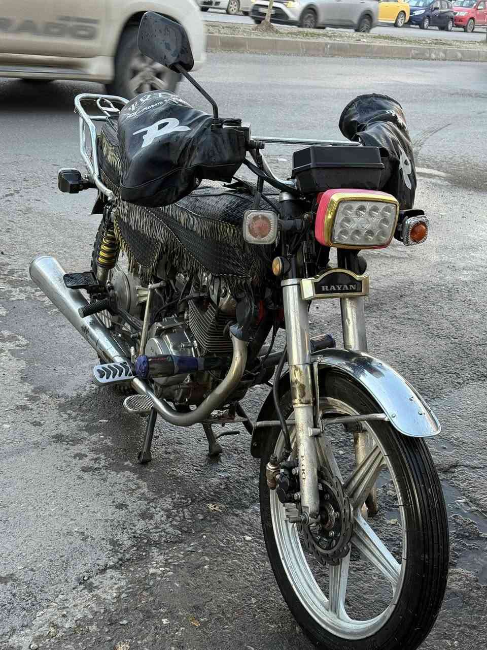 السلام عليكم دراجة بارت 9999  2023 نظيفة مامفتوحة بيها منفيس مناقصها اي شي سعر 500 الف وبيها شوية مجال للتواصل ***********
