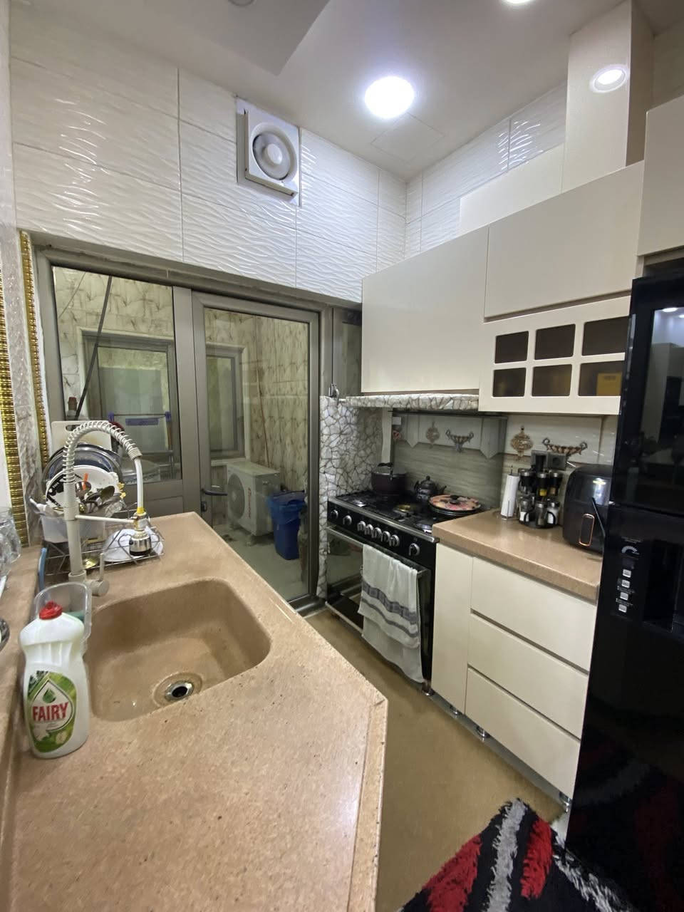 🏠دار طابو ملك صرف
 موقع مميز للبيع
____________
المساحه:-190م
الواجهة :-9.5م
____________
📍الموقع :-طريق بغداد
خلف حلويات شكرجي
———————-
بناء 2019
____________
💸السعر :علق تم يوصل السعر
____________
يحتوي الطابق الاول على:-
كراج +استقبال +صحيات 
مطبخ مطبخ حار +هول +غرفه نوم
____________
يحتوي الطابق الثاني على:-
4غرف نوم +هول +صحيات
____________
للاستفسار اكثر الاتصال
***********📱
____________
نستقبل جميع العروض 
🏠السكنيه  🏛️التجاريه
