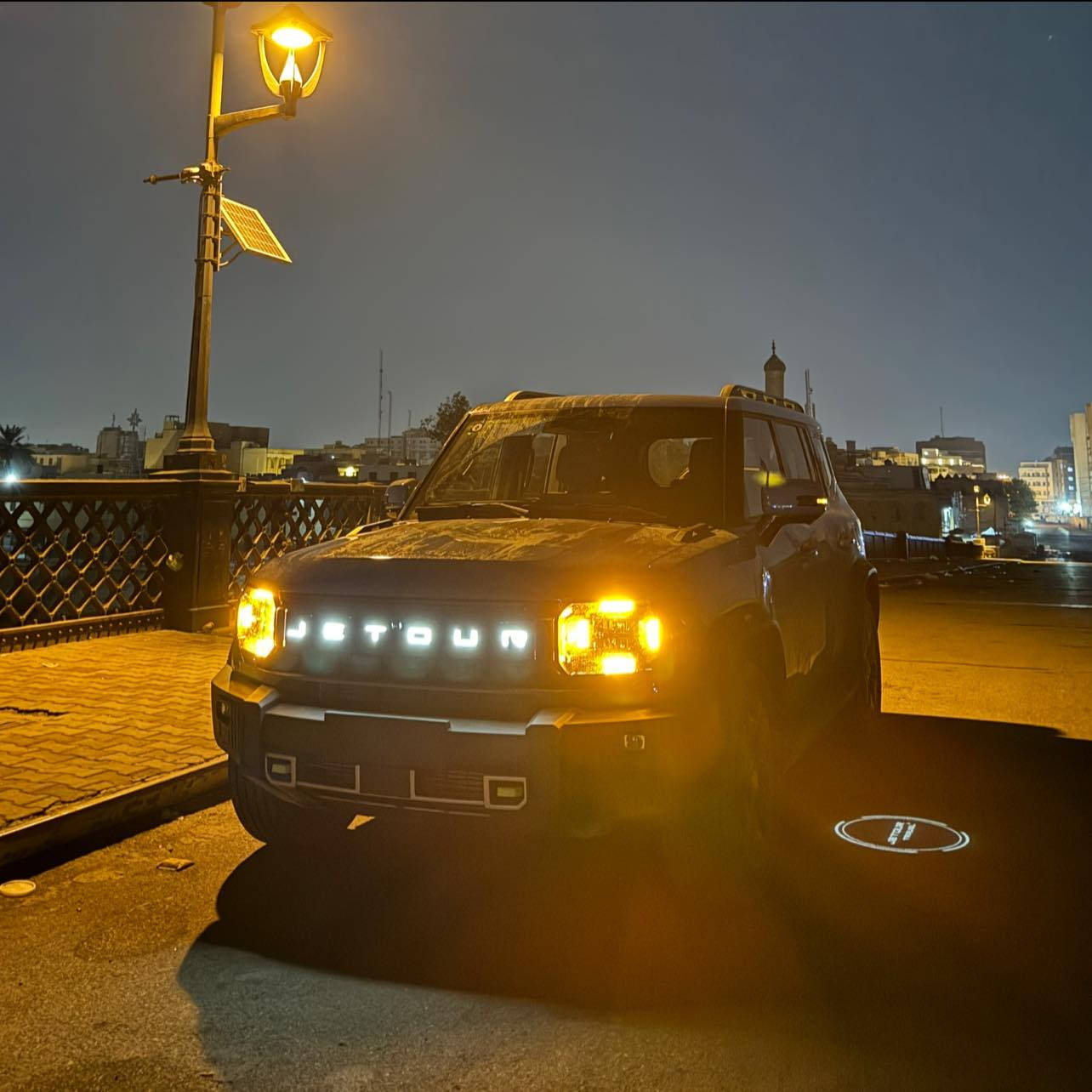 � للبيع | جيتور T2 موديل 2025 – فئة Luxury الأكجري 🚘

✨ سيارة تجمع بين الفخامة والقوة والطابع الأوف رود العصري ✨

📍 موقع السيارة: بغداد
📏 الممشى: 30.000 كم قابل للزيادة
💰 السعر: 38,250,000 دينار عراقي (ملون)

🔹 المواصفات:

✔️ محرك 2.0 لتر تيربو
✔️ قوة 254 حصان
✔️ عزم 390 نيوتن.م
✔️ ناقل حركة أوتوماتيك 7 سرعات (DCT)
✔️ نظام دفع رباعي AWD
✔️ تصميم SUV صندوقي بطابع هجومي وفخم
✔️ جنوط رياضية 19 إنش
✔️ إضاءات LED كاملة

🔥 الداخلية والفخامة:

• شاشة وسطية كبيرة 15.6 إنش
• عدادات رقمية حديثة
• مقاعد جلد فاخرة مع تبريد وتدفئة
• فتحة سقف بانوراما
• شحن لاسلكي
• تشغيل عن بُعد
• نظام صوتي عالي الجودة

🛡️ أنظمة الأمان:

• مثبت سرعة متكيف
• نظام المحافظة على المسار
• كاميرات 360 درجة
• حساسات أمامية وخلفية

📞 للاستفسار والاتصال ***********
