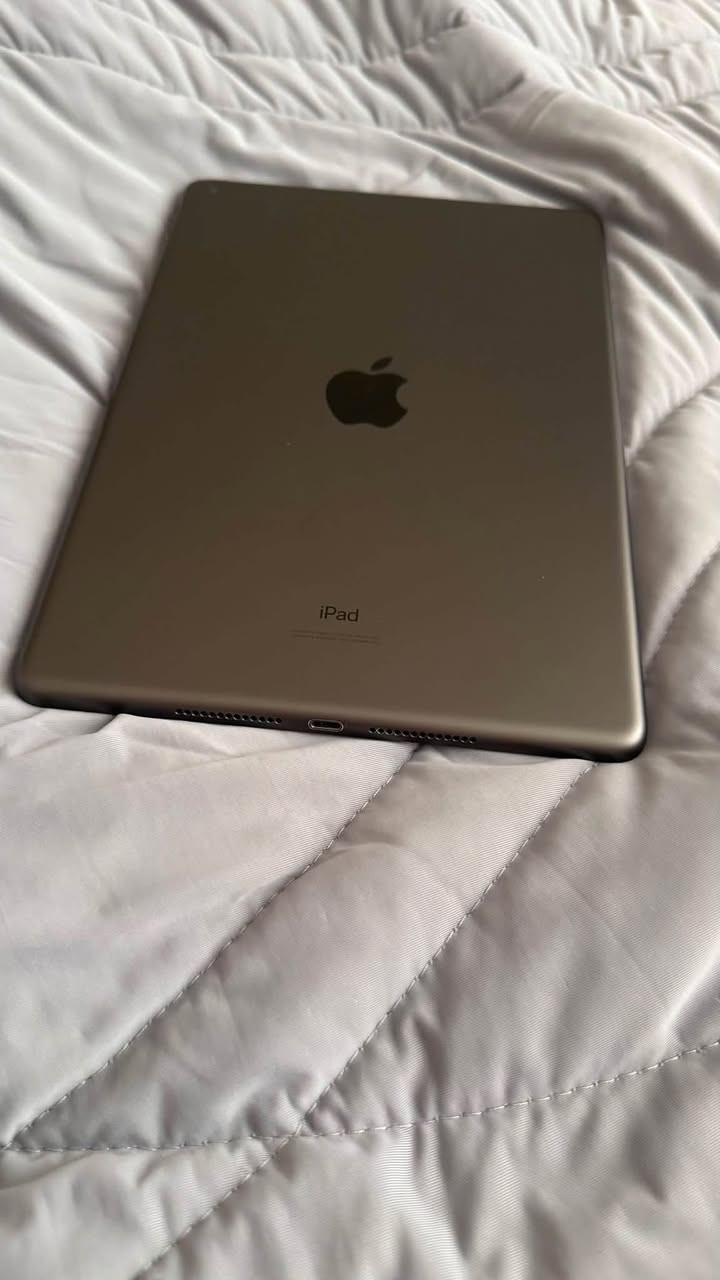 Apple ipad  9
جيل تاسع ذاكرة 64G
نظيف مابي كسر ولا خدش وشاشته شغالة بالكامل ومابي اي خلل
بطاريته زينه ماعرف شكد بالضبط بس من اشتريته لليوم استعماله كلش قليل بس دراسه
والبصمة كذلك شغالة ١٠٠٪؜
300 الف
للاستفسار ***********
