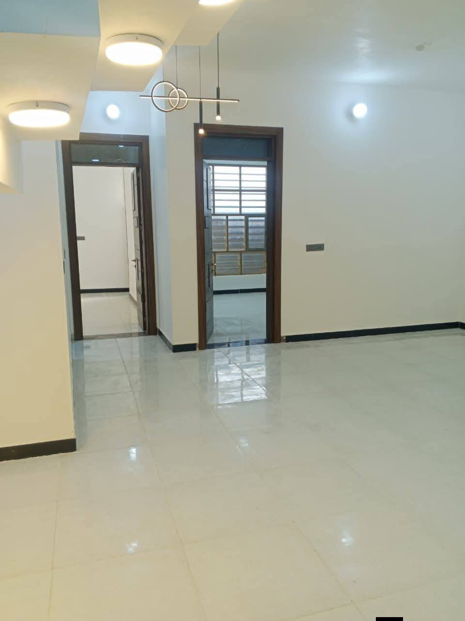 #مكتب_الشكري_للعقار دار سكن 240 م
🌍 الموقع :النجف الاشرف_  الكوفه شارع المطار السايدين  خلف  مجمع جوهرة العرب 
---------------------------------------
🔳  زراعي سند 25
🔳 المساحه 200 م 
🔳دار سكن زراعي جاهز 
--------------------------------
🧾 تفاصيل البيت 🧾 بنيان درجة أول فد شي راقي 
240م طابقين لطابق لأول غرفتين وصاله ومطبخ وتخاريج واستقبال وصاله طابق لثاني غرفه نظام سويت  وصاله 
صب كونكريت الأساس والسقف طابوك 
كافه الخدمات متوفره 
------------------------------
سعر البيع 125 مع المجال 
مليون 💷
☎️ للاستفسار 
واتساب ***********
***********
🛣️عنوان المكتب النجف الأشرف _ الكوفه شارع المطار السايدين مقابل جوهره العرب مباشرتٱ مكتب الشكري للعقار
