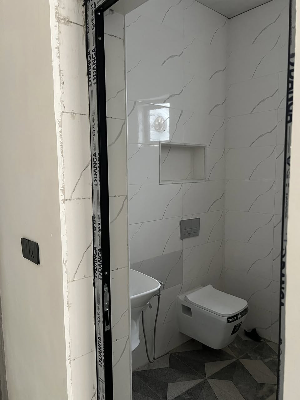 بيت للبيع مساحه75 متر 
طابقين 3 غرف نوم بناء حديث بعده زيروه
البوعيثه العدل الاول. شارع مفتوح. 
***********السعر 100مليون
