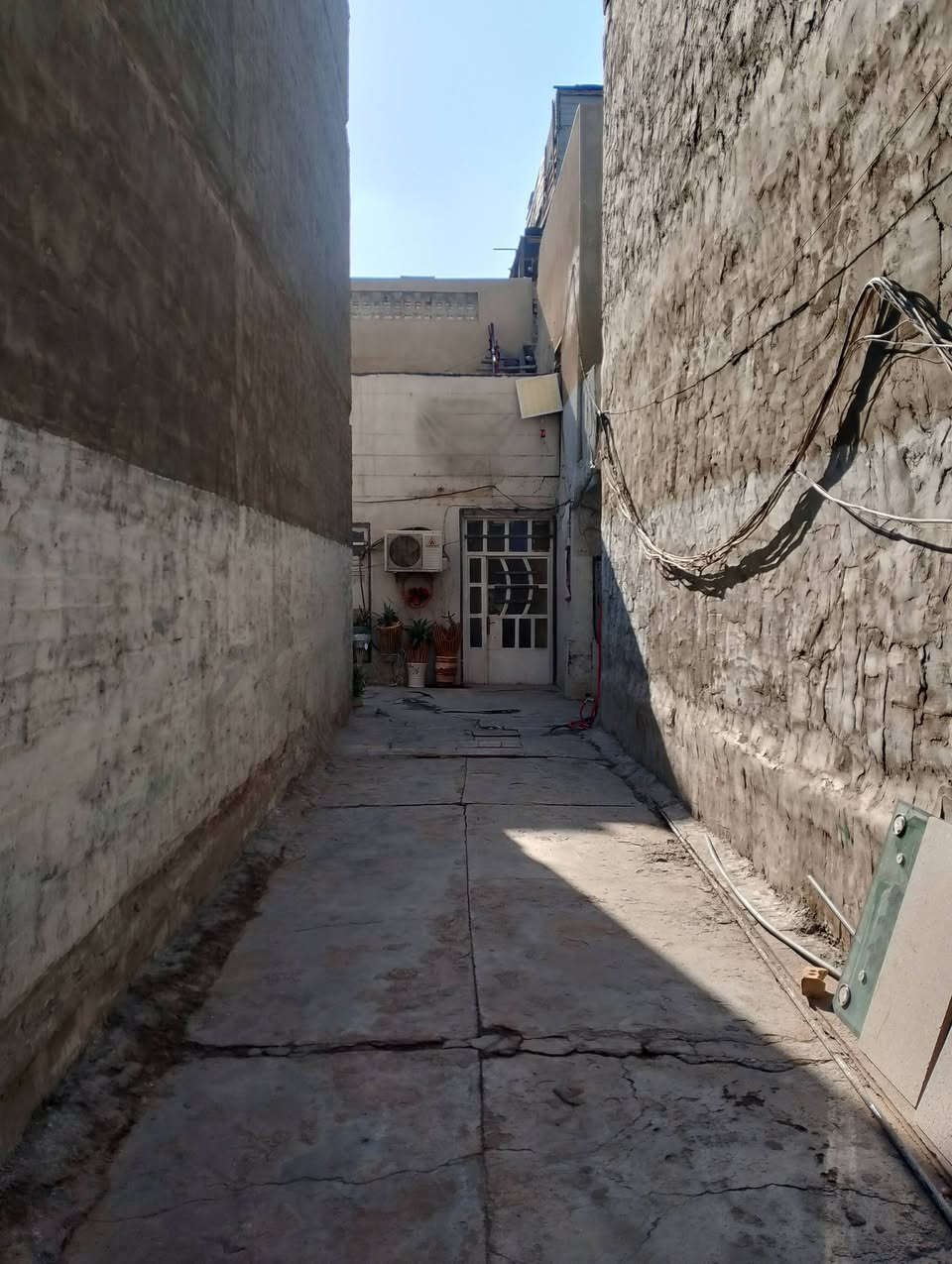 دار خلفي للبيع الواجهة 3 امتار والنزال 30 قابل للسكن دار كبيرة ومشتملين مكاني حي اور ال 600 عگاده سعر المتر مليون ونصف وبي مجال الاتصال ***********
