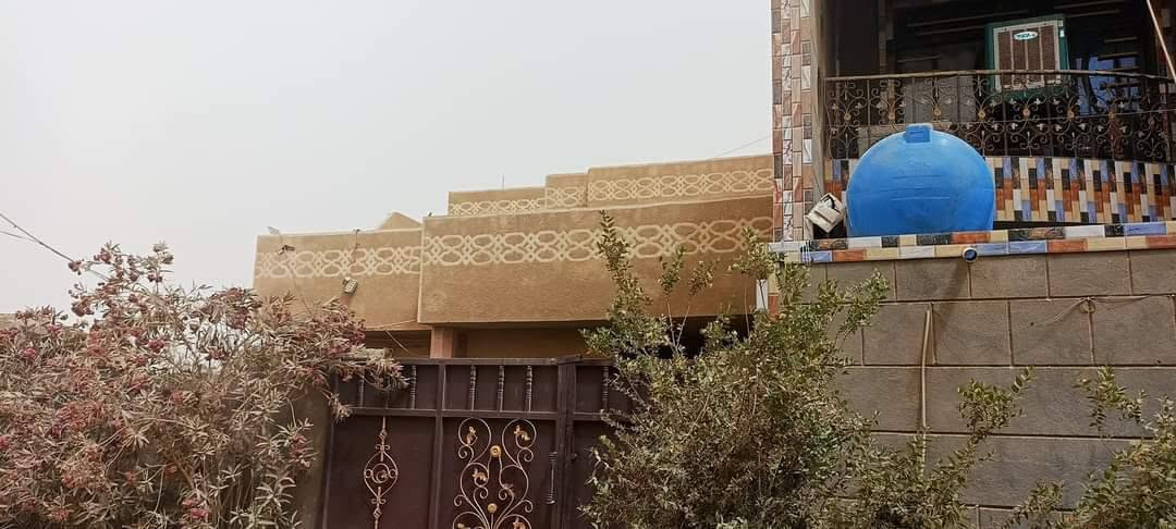 السلام عليكم بيتين واحد بصف الاخر كل بيت مساحه ٢٠٠م واحد ركن والثاني بصفه بالحصوه ال ٨٠٠٠ صاد على المخيم قرب جامع العباس بيت الركن طابق ونص والثاني طابقين مفول التواصل *********** واتساب ***********
