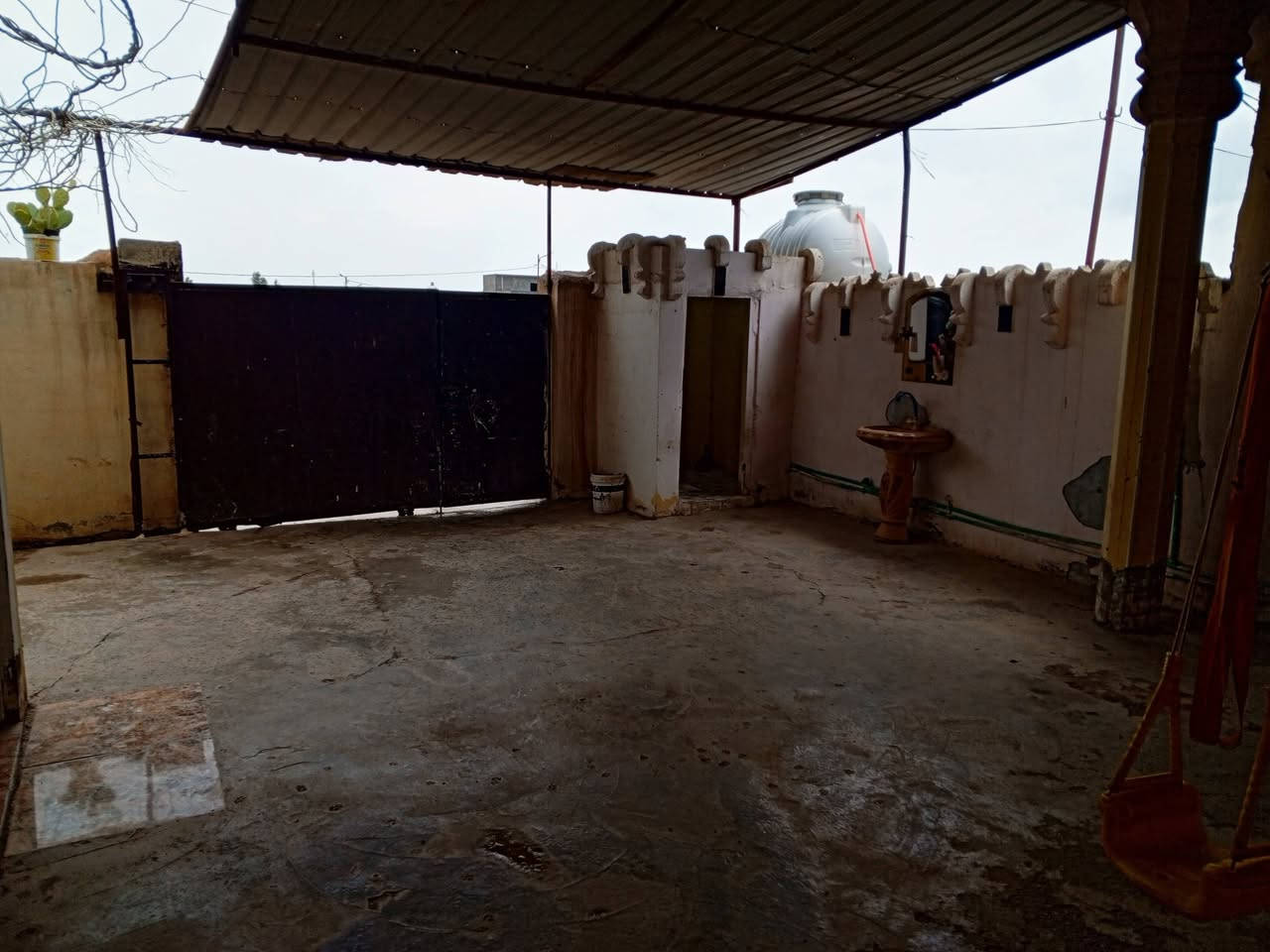 يوجد دارالبيع الهارونية العقود المساحة ٤٠٢٧ متر علمن انة ادار يطل على شارعين حديقة المساحة ٢٠٠متر+ استغبال +هول+مطبخ امامي+مطبخ خلفي+غرفتين نوم الستفسار اتصال ***********
