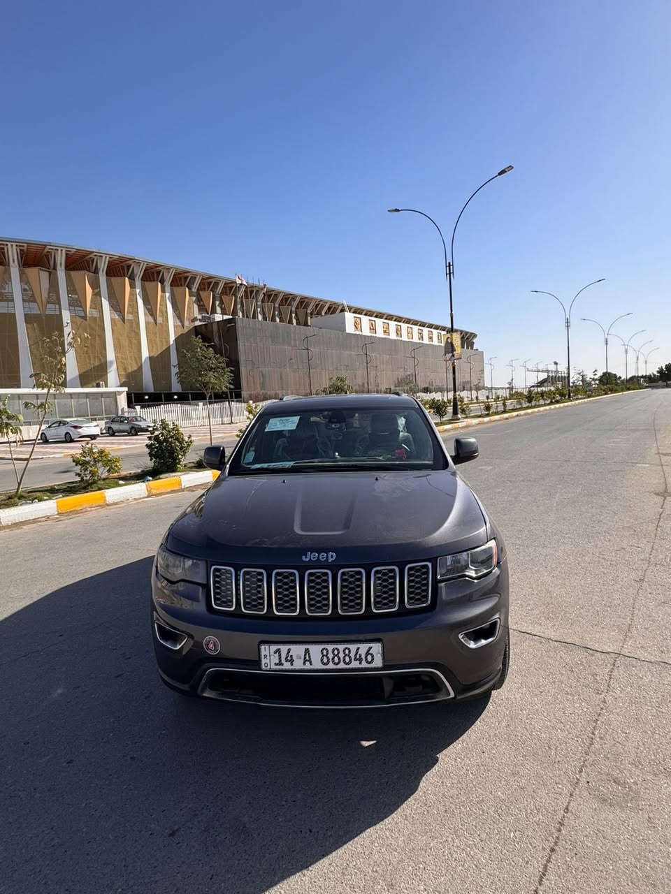 جيب كراند شيروكي فئه 1941 
السيارة باسمي تحويل ثاني يوم 
مكاني ذي قار
فول مواصفات 
الموديل :2017
المحرك : V6.  3.6L . 
العداد : 140 m
رقم بصرة بأسمي

سعر ٢٠٠وقابل للتفاوض
 
المواصفات :
* دفع رباعي 4x4 . 
* قيادة ذاتية عند المنعطفات. 
* رادار مانع تصادم خلفي.  
* نظام تحذير عند تجاوز السرعة المحددة. . 
* مرايا تعتيم ذاتي. 
* نظام الصوت عملاق
* سقف فتحه
* شاشه كبيرة
* المصابيح الأمامية زنون .
* كشافات الضباب زنون . 
* دخول ذكي. 
* تشغيل عن بعد .
* الصندوق الخلفيي كهربائي .
* مقعد السائق كهربائية .
* المقاعد الأمامية تدفئة .
* حساسات خلفية . 
*تبريد خلفي امامي ثلج
* تدفئة ستيرن . 
* مانع تصادم خلفي .
* بلوتوث تلفون . 
* محدد سرعة . 
* نظام التشغيل والاطفاء الاوتوماتيكي .
* نظام بريك اوتماتيكي .
*مكينه وكير بلاد 
حادثها جاملغ امامي جهة السايق ومصبوغ بدون دواخل وبدون ايرباك وتبديل بنيد اثر شخوط
للتوصل ***********
