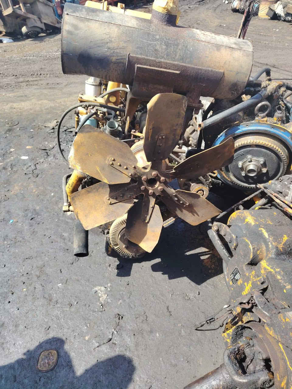 سلام عليكم
مكينه كوماتسو سته سلندر سوبر 
***********
