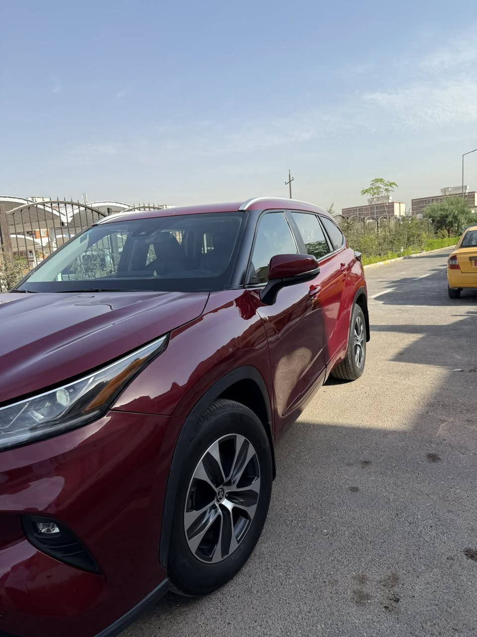 للبيع بدون مراوس هايلاندر ٢٠٢٤ مواصفات XLE بلاك ادشن فتحة وبصمه وصندق كهرباء ويفتح بالرجل ، شاشه وكاميرا خلفيه وحساس ورادارات اماميه وخلفيه وجانبيه وتوقف ذاتي وكراسي جلد وكهرباء وتدفئة بالكراسي و٧ راكب و ٣ قطع تبريد وتبريد منفصل وتحكم ستيرن جهتين وشاحن لاسلكي وبروجكترات وفور ويل و ٣ انظمه سياقه سيارة نظيفه جداً ومابيها اي نقص محرك ٢٤٠٠ تيربو و ٤ سلندر ماشية ١١ الف ميل بيها جاملغ ونص باب صبغ فقط وبارد بسيط بالبنيد وتعديل بسيط في بدايه الشاصي الايسر فقط ايرباك ستيرن طاك وراجع سستم باقي السيارة مكفوله السعر 263 ورقة وبيها مجال مكانها بغداد حي العدل للاتصال ***********
