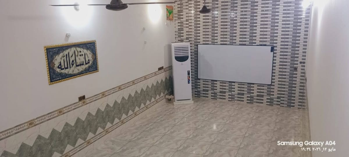 السلام عليكم من رخصه الادمن دونم ملك صرف للبيع يحتوي الدونم على دار بناء حديث تبلغ مساحه الدار 300م يحتوي الدار على ٣غرف نوم +استقبال +هول +صاله+مطبخ +صحيات داخليه +صحيات خارجيه +حديقه مساحه الحديقه 200م +حقل دواجن +محل تبعد عن الشارع العام 250م طريق صويره اجبله للستفسار الاتصال ***********

