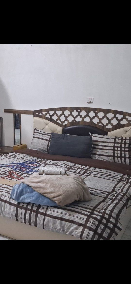أغراض مستعملة للبيع عيني براد المي ١٠٠ 
والبطل الغاز ٧٥ 
طباخ ١٠٠
الغرفة نوم ٣٠٠ 
براد مكتبي ١٠٠
الدروج ١٥ 
سينك ٧٥
***********
