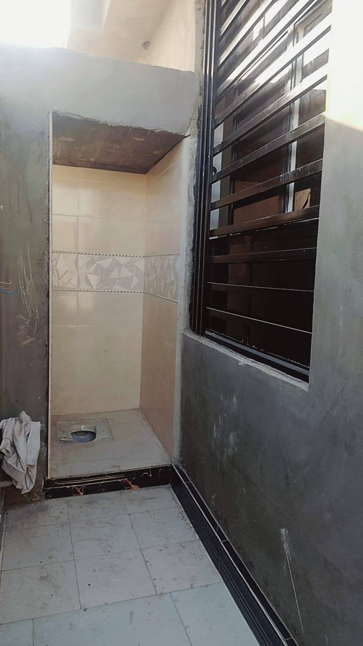 سلام عليكم بيت البيع المساحه 100 سند 25 قرار محكمه بناء جديد درجه وله يتكون من غرفه وصاله ومطبخ وستقبال حمام داخلي علمن البيت سقف وساس صب كونكريت السعر 47 العنوان عباسيه قرب الرواي  قرب معرض التاج ***********
