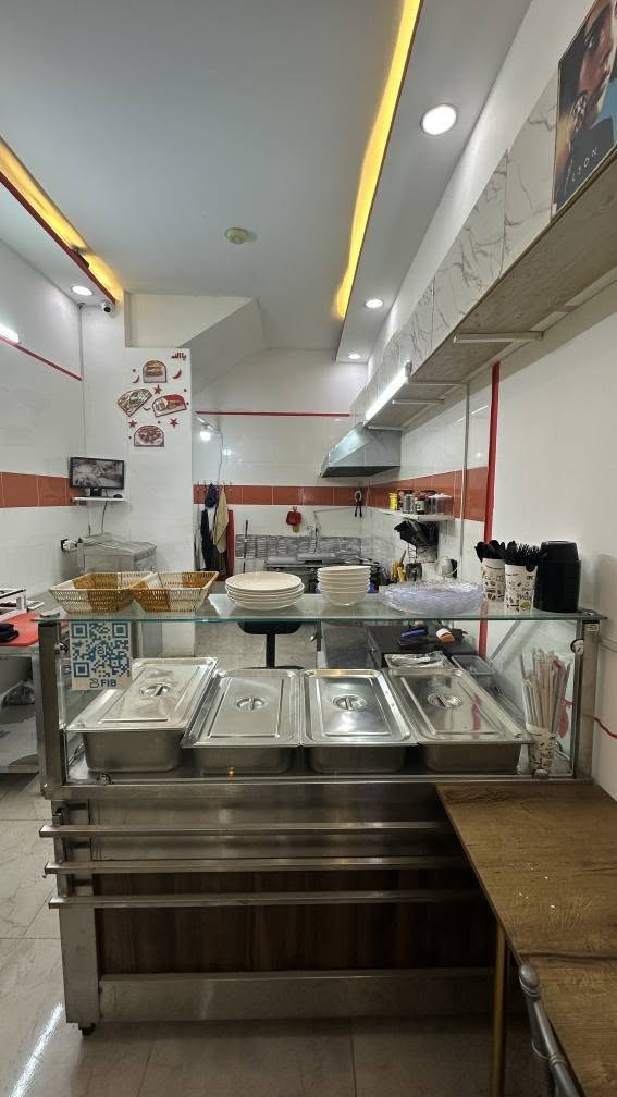 ⚡️ فرصة ذهبية للمستثمرين وأهل الاختصاص! ⚡️
للبيع مطعم جاهز وشغال (نقل ملكية كامل الاجازه والاوراق ) في موقع استراتيجي في [اهڤالان قرب جامع سيد طيب بين المناره وشارع 20]

✅ المواصفات:
المساحة: [30] متر مربع، تصميم عصري وديكور راقي.
التجهيزات: معدات مطبخ كاملة (ستيل، قلايه ، طباخات، ثلاجات، مايكرويف .كريل ) ماركات أصلية ونظيفة جداً.
الجاهزية: ديكور، إضاءة، تكييف، نظام صوتي، وكاميرات مراقبة،

💡 المميزات

المطعم يشتغل [اكلات شرقيه  ، وجبات سريعة] 
موقع سياحي/تجاري ممتاز وحركة مرور عالية.
إيجار مناسب جداً.
💰 السعر: [63ورقه ] قابل للتفاوض البسيط للشراي الجاد.
📞 للاستفسار والمعاينة: الاتصال على الرقم:  ***********] أو مراسلة الواتساب.
سبب البيع: [ عدم التفرغ لوجود وضيفه  ]

ملاحضه المطعم مجهز بكافه الادوات من السفريات والصحون والسكاكين  ودبات غاز( 2 ) وغيرها...وايضا المطعم مجهز بمنضومات اطفاء كامله أربيل, العراق
