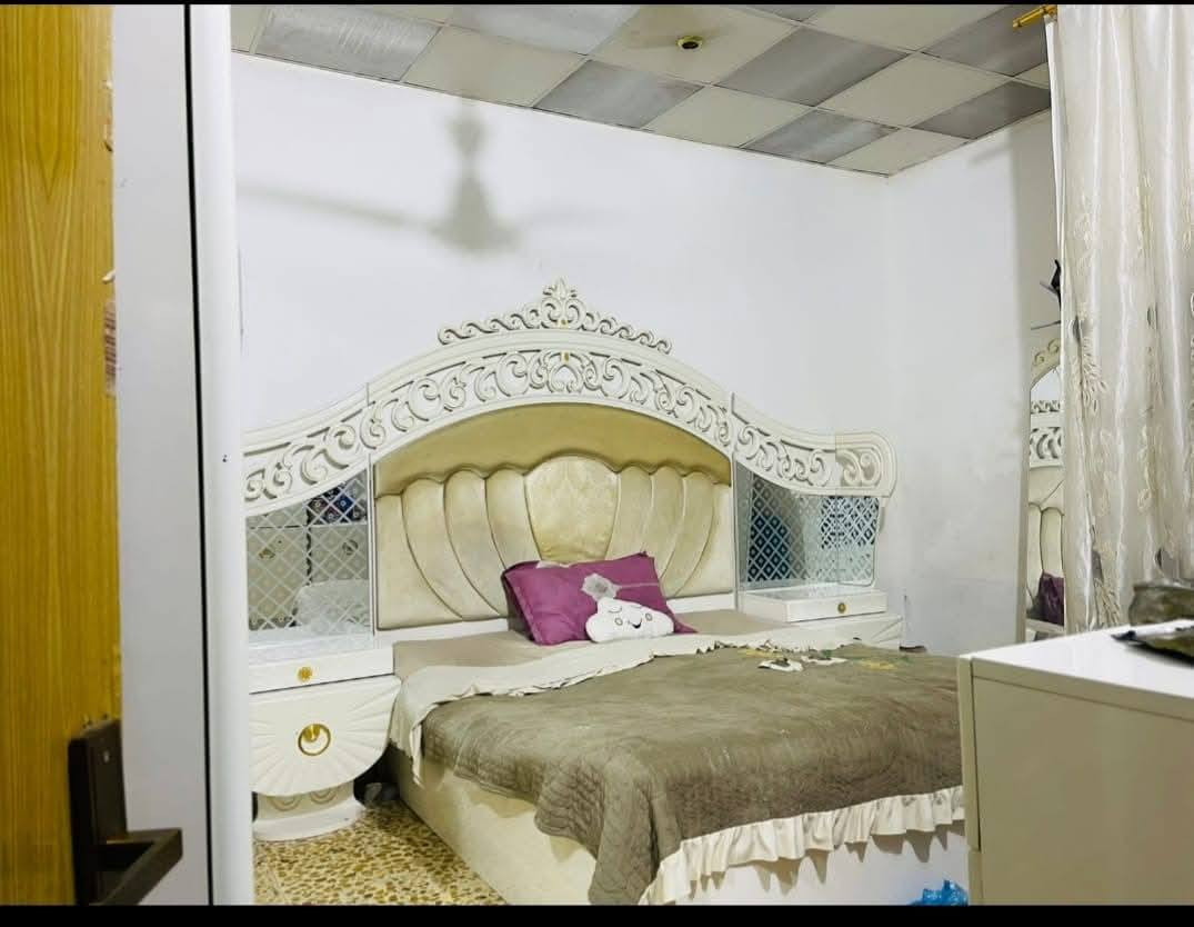 ٧٠م بناء طابوك  طابق واحد كونكريت مسلح غرفه نوم صاله مطبخ واستقبال وطارمه وصحيات ومنور .موقعه .بدايه المنطقه يبعد ١٥٠م عن شارع تجاري وخط باب الحسين كوسترات طابو زراعي سند ٢٥ إقرار محكمه من المالك مباشرة حي الأمين شارع خلف مجمع همسه مباشر ..شارع عرض ٤متر يطلع عل شارعين ..بدايه منطقه حي الأمين ١ خدمات مجاري متوفره سعر ٦٣ مليون تفاوض مع صاحب البيت مباشر للاستفسار مكتب الأوس للعقار ابو سجاد*********** ابو وائل ***********
