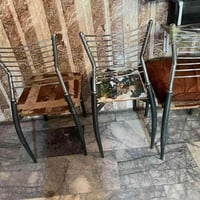 ٣ كراسي حديد • ٣ بلاستك كبير • كراسي