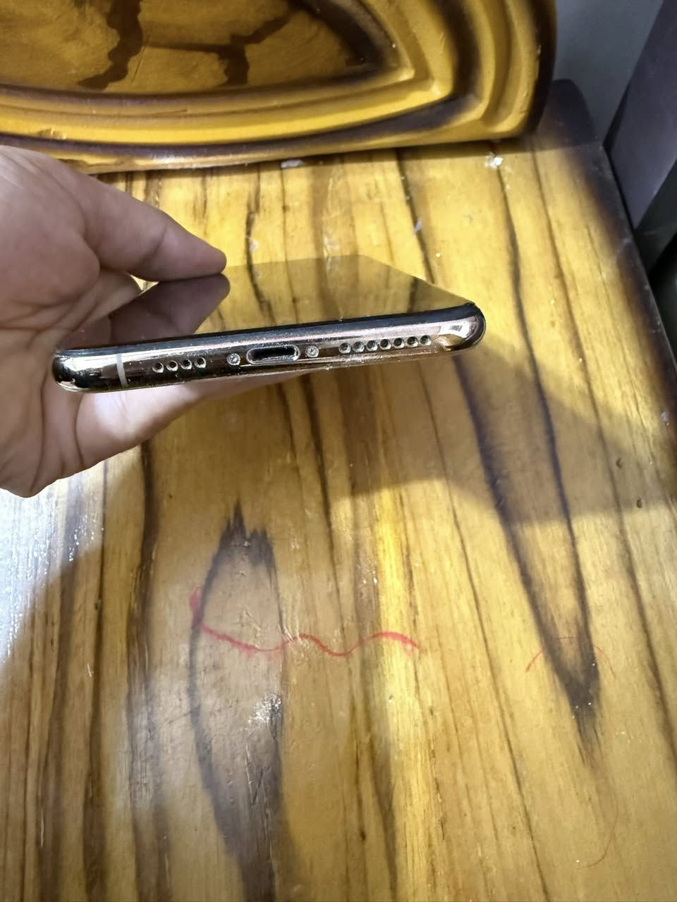 للبيع: آيفون اكس ماكس (iPhone XS Max) - ملك النظافة الداخلية 📱
جهاز بمواصفات عالية وسعر مناسب جداً، والتفاصيل بكل أمانة:
🔹 المواصفات:
• الذاكرة: 256 جيجابايت (مساحة كبيرة جداً).
• اللون: الذهبي الملكي (Gold).
• الفيس آيدي (Face ID): شغال 100% وبصمة الوجه طيارة.
• الشاشة: نظيفة جداً وواضحة (كما موضح بالصور).
🔹 حالة الجهاز (للأمانة التامة):
• البطارية: مبدلة 
• الظهر: يوجد كسر في الزجاج الخلفي (واضح بالصور)، الكسر خارجي فقط وما يأثر على الكاميرا أو الشحن أو الاستخدام نهائياً، وبمجرد وضع "كفر" يختفي تماماً.
• الإطار: نظيف جداً كما موضح في صور الحواف.
• باقي القطع كلها أصلية وشغالة بامتياز ومكفولة من أي نقص 
💰 السعر: 160 ألف دينار (وبي مجال بسيط جداً للشراي) 🤝
📍 المكان: بغداد - مدينة الصدر.
📞 للتواصل والاتصال: ***********
