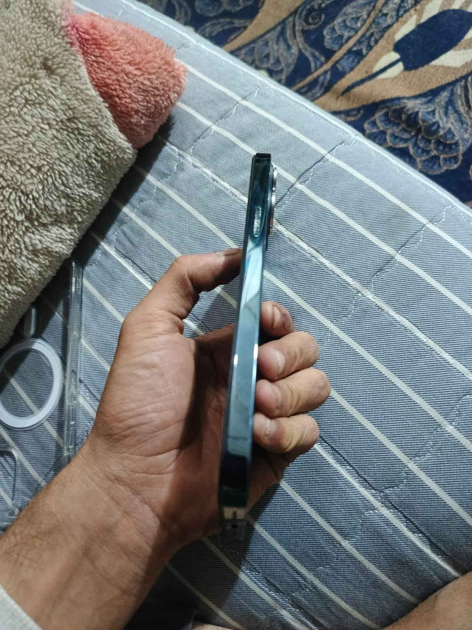 سلام عليكم ١٢برو ماكس 
مستبدل بطاريه آيكلود 
شاشه مستبدل وسط نوعيه 
فيس متوقف  بل تحديث الأخير 
وباقي مكفول بغداد بلديات 
***********
بيه مجال بسيط٣٢٥
