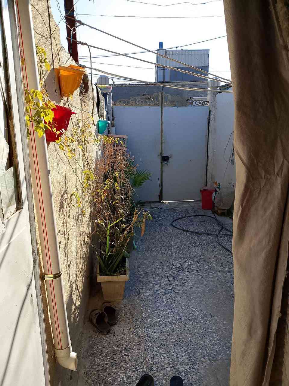 البيت اللبيع يتكون من غرفتين وصاله واستقبال وطرمه وملحقاته فقط مكاتبه بالعبيدي قرب السوق السعر 28 واي استفسار عل الرقم الموجود ***********
