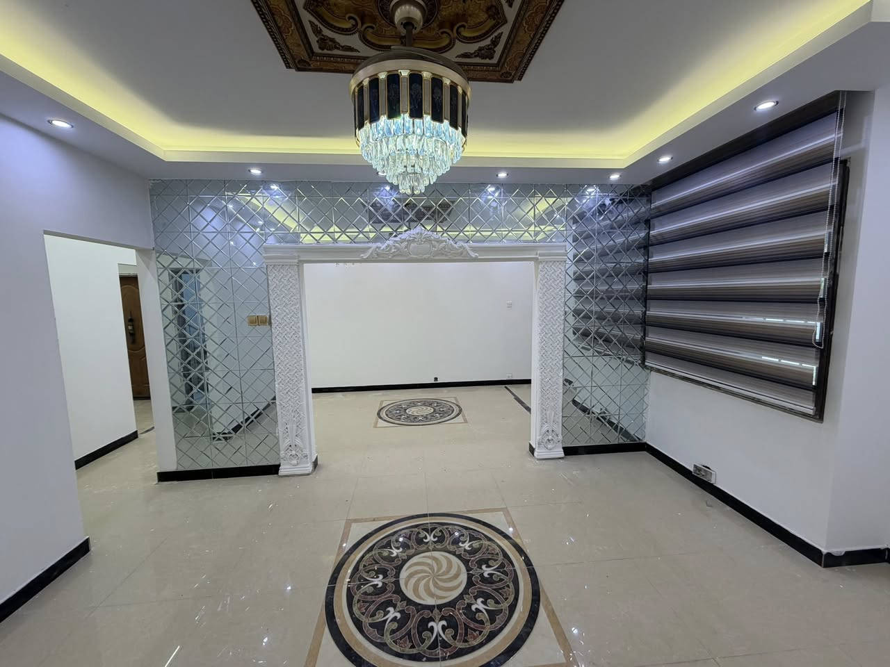 فرصة مميزة للأستثمار او السكن السعر 165
شقة موقع مميز يم السوق الاول وقرب الشارع العام مساحه 114 متر ارضي ركن ساحه 503
الشقة محدثة فول بيها اضافات غرفة ثالثة وجاهزة

#ملاحظة/ الشقة مطلوبه لعقارات الدوله 57 مليون فقط
التسديد قسط سنوي بالسنه 2500000 مليونين وخمسمية يعني 200 الف بالشهر يطلع
وكل القانونيات وصاحب السند موجود 
للأتصال ***********
