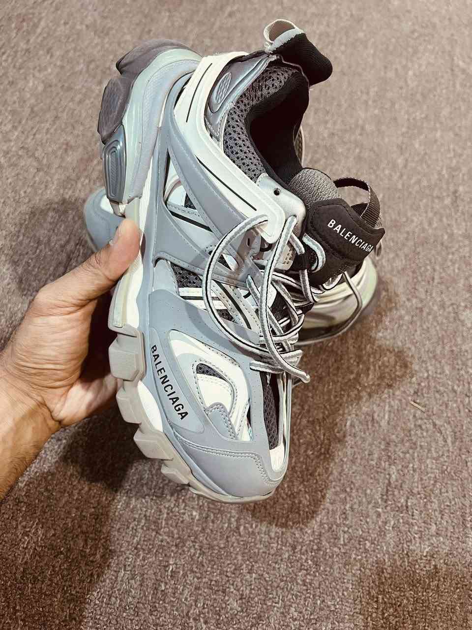 بلنسياكا
الاصلي شرط 
اصلي باله 
اسم مستخدم شرط 
قياس40 ونص 
نضافه1/1


**إذا كنت صاحب هذا الإعلان وتريد حذفه لأي سبب، رجاءا أرسل رسالة إلى الدعم الفني**