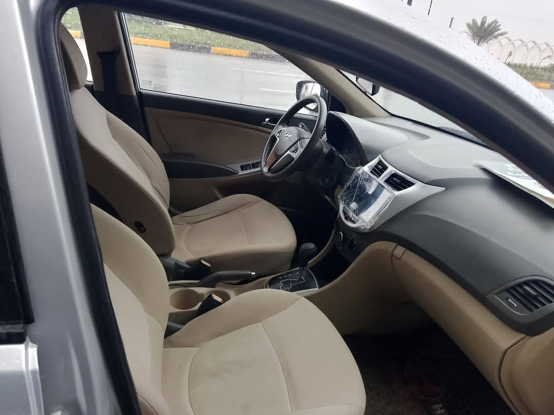 سلام عليكم 
اكسنت موديل ٢٠١٤خليجي 
مكينه ١٦٠٠ قطرتين 
ماشيه ٩٥كم 
بيها ضرر قطعتين باب السايق وجاملغ ضربه خفيفه 
حداديه نص عمر 
السياره خير من الله باقي التفاصيل موضحه شوف عينك الصور 
للتواصل *********** مكان السياره كربلاء. 
السعر ٩٢$وبيها مجال بسيط حك الجيه
