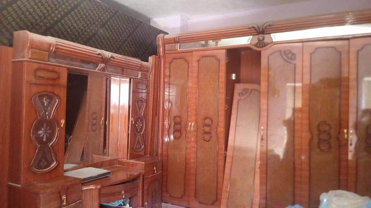 كاونتر 300 الف
غرفه اخشاب ماليزي 200 وبيهه جربايه وزاويه
براد عاطل 
بوفيه 50
كوت الحجاج فرع الكنيسة 
 
***********
