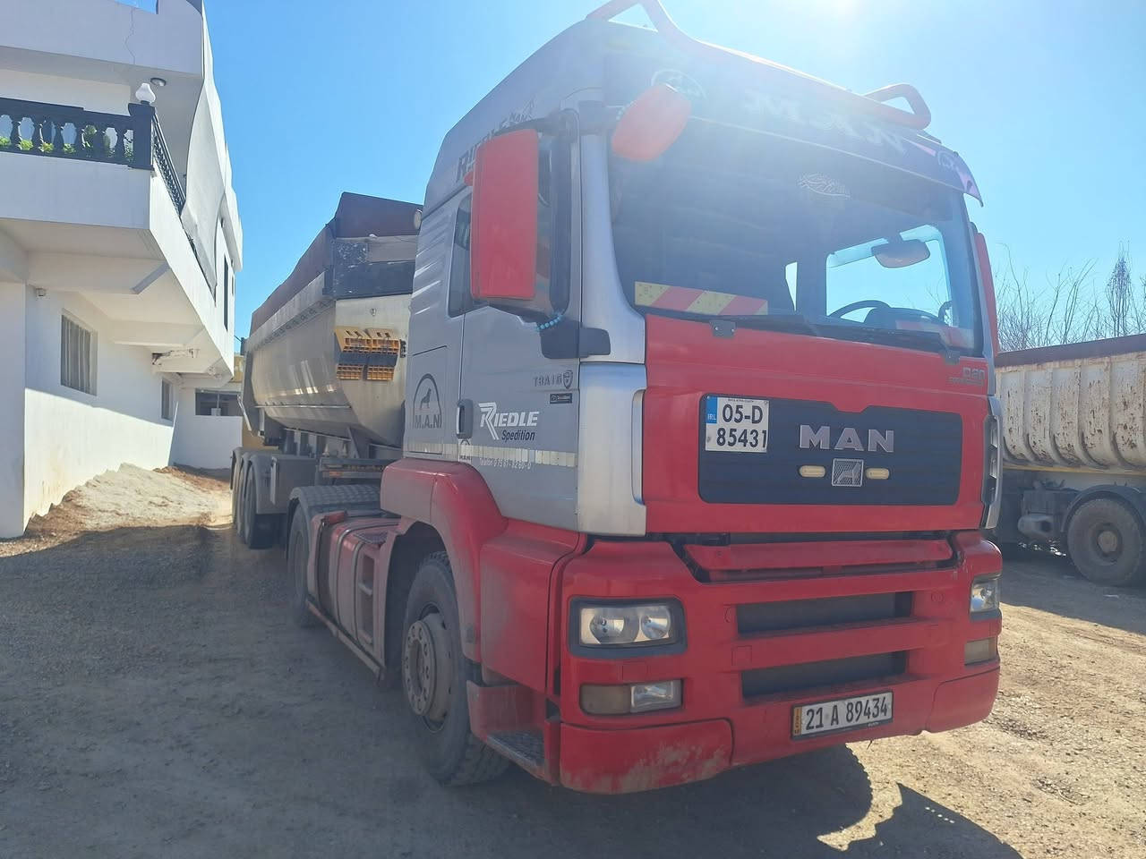 ئەم سەیارە بۆفرۆشتن   مۆدیل 2003مەکینی ڕیتایدەر هاڤە بێرفانی تاک سۆپەرە گێڕ مەکینە ئه کسل بەشەرت سەنەوی تازەیەبۆدی  ئەڵمانی  ڕەپتە سەیارەکە لەئیشدایە هەموو گیانی بەشەرتە ئەگەر موشتەری نیت سەرمان مەئێشێنە ***********
