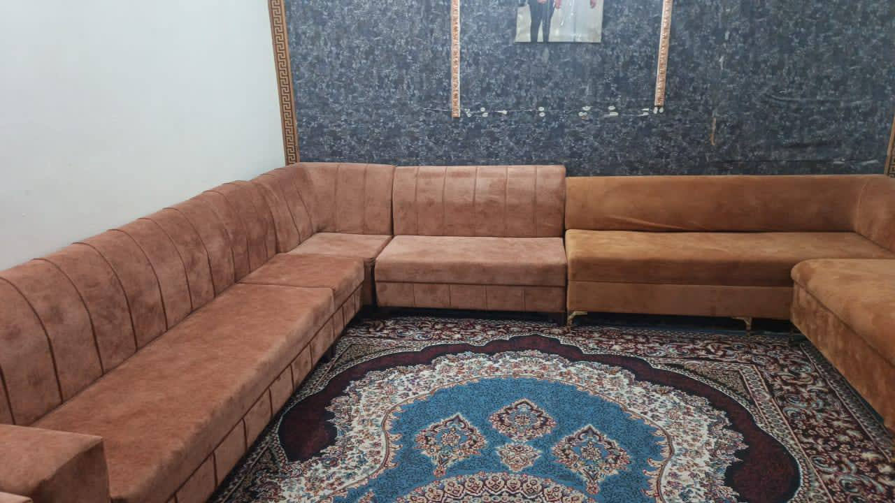 سلام عليكم  تخم لبيع العدد ثنين الوحد 10 مقعد السعر ٣٥٠ وثاني 250 وياهن ميز بلازما ***********
