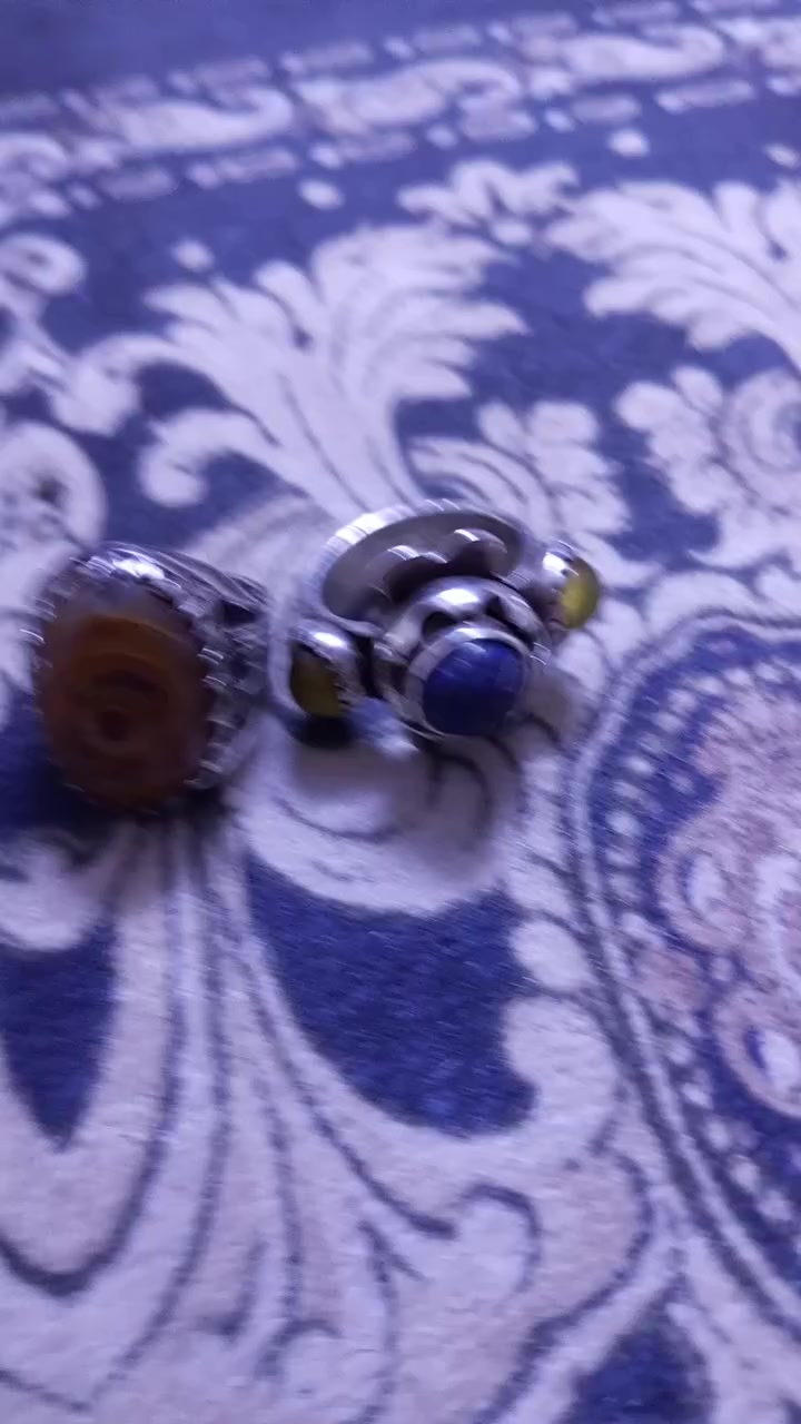 اللهم صل على محمد وال محمد
خاتم من لازورد قديم جدا صياغه يدويه ثقيله تطعيم الصفاح مع داودي عطف قديم عين صريحه 
مع توباز صياغات ثقيله كلهن للبيع بغداد على خاص او واتساب ***********
