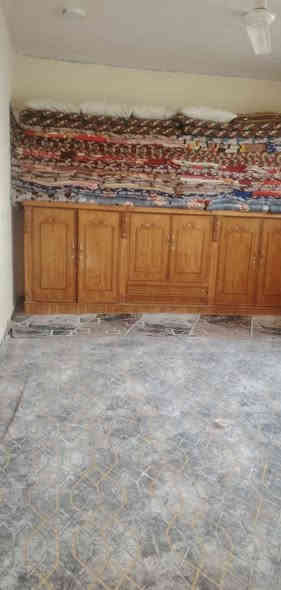 السلام عليكم بيت للبيع سند 25مدور مباشر مكان حلو طريق دغاره دوانيه مقابيل ازبيد مساه300م يبعد عن شارع عام 500م غرفتين صاله وبراني وصحيات وطارمه سعرها 45بي مجال بسيط بسيط اي ستفسار***********
