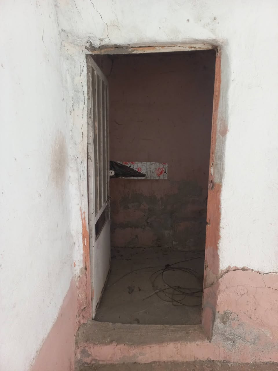 دار زراعي للبيع كوفه حي الصدر الثالث شارع ١٤ دور الحوزه مساحه ٧٠ متر يحتوي على غرفه وصاله ومطبخ وصحيات داخليه وخارجيه وباب خلفيه وباب أماميه السعر ١٥ وبي مجال ***********
