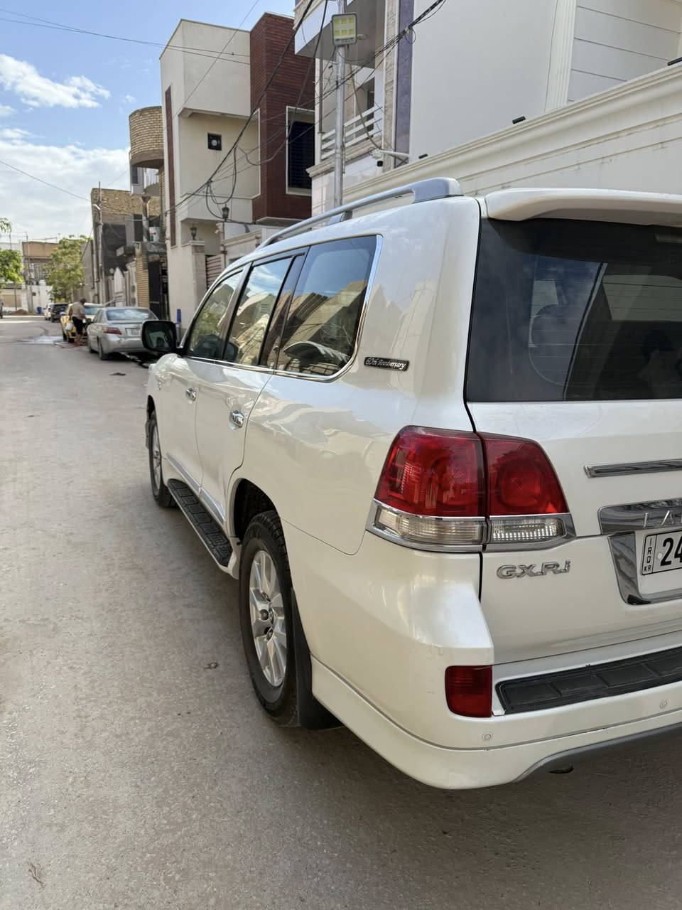 السلام عليكم لاندكروز موديل 2011 ستينيه كفاله عامة السعر 325 مكان النجف رقم ***********
