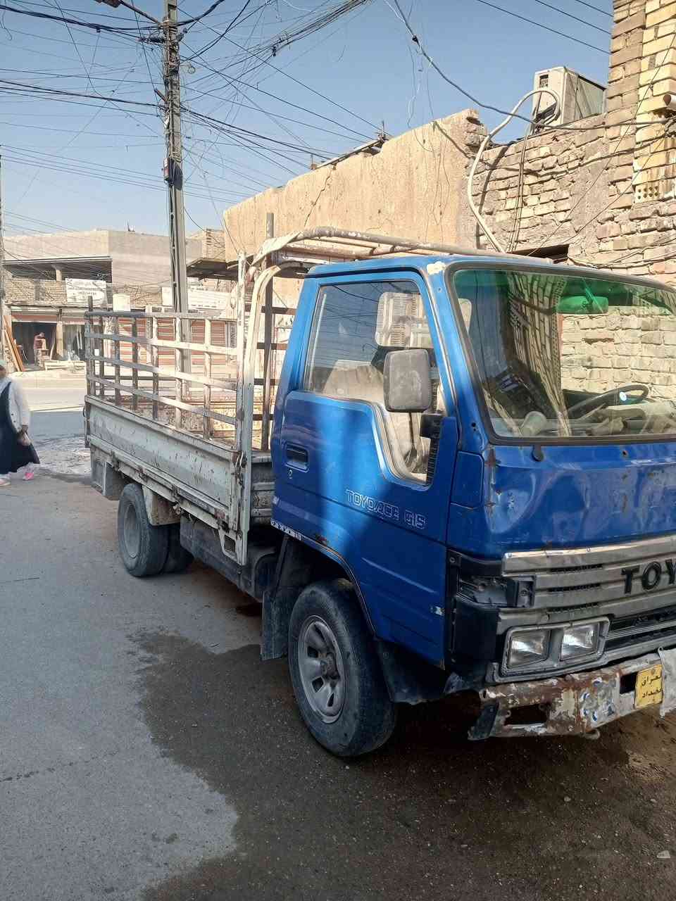 السلام عليكم من رخصة ألادمن تويوتا حمل للبيع موديل 1993 مكينة ثري واي بانزين خمسة كير حلوات تايرات نص عمر باتري جديد رقم بغداد صدامي مااندل راعيها أتكفل سرقة وعشائر ألسعر 22ورقه وبيها مجال ***********
