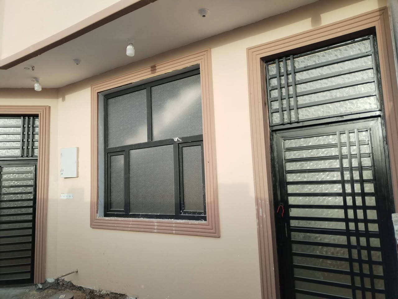 بيت للبيع في حي التجار ١٥٠متر واجه ١٠
بناء جديد طابوك صب كونكريت
يتكون من غرفتين وصالة ومطبخ
واستقبال وطارمة وصحيات داخلية وخارجية
نظام دكتات تبريد مركزي
شغل درجة اولى
واجهة فوم
البيت جاهز للسكن
كهربائيات وماي كامل
باقي فقط الارضية
للاستفسار
***********
*********** واتس اب
