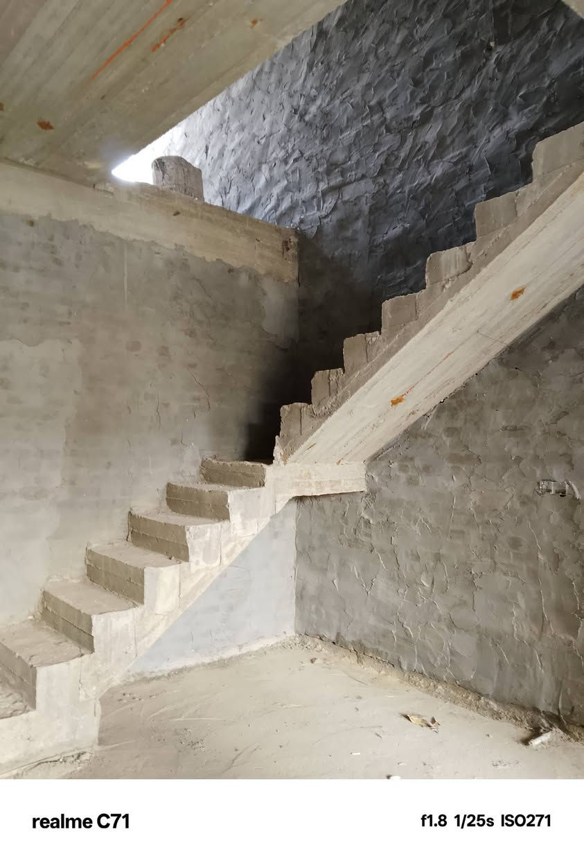 هيكل مسقف طابقين في حي الزهراء شارع الغسل المساحة 115 طابو زراعي
الواجها 5 نزال 23 الطابق الارضي يحتوي على استقبال مفتوحه على الصاله مع مطبخ وصحيات وغرفة نوم ام الطابق الاول يحتوي على غرفة نوم وصاله كبيره وصحيات مع سطحين يكون الدرج خارجي للسطح الثاني 
المشتمل بناء درجه اولى مثل ماموضح بالصور للاستفسار اكثر الاتصال بالرقم ***********
ابو ياسر /بيع شراء ايجار الدور والاراضي الطابو صرف والزراعي
