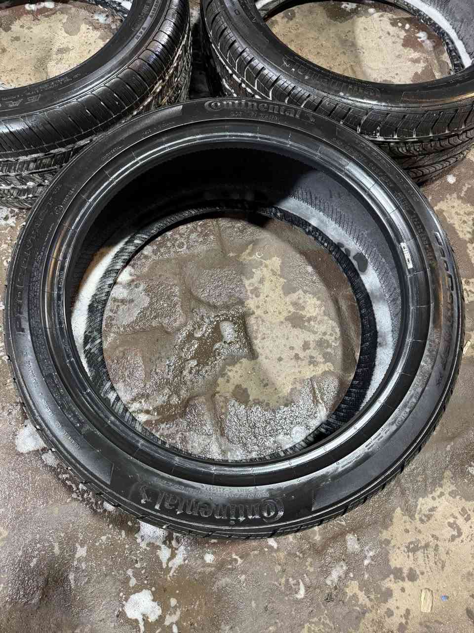 السلام عليكم ٣ تايرات للبيع ٢ كونتكتل 
مستخدم اخو الجديد 
قياس ٢٤٥/٤٠/١٩
عنواني بصره 
***********
