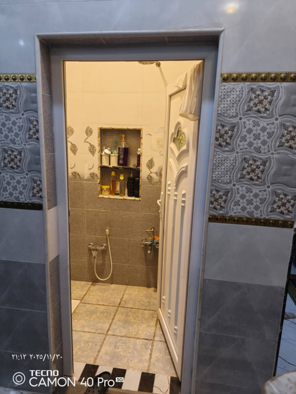 اللهم صلي على محمد وآل محمد بيت للبيع شارع السفينه 100متر طابقين الطابق الثاني عوزه لبخ وبياض قرب جامعه الامام الصادق ع للاستفسار اكثر مراسله الصفحه ***********
