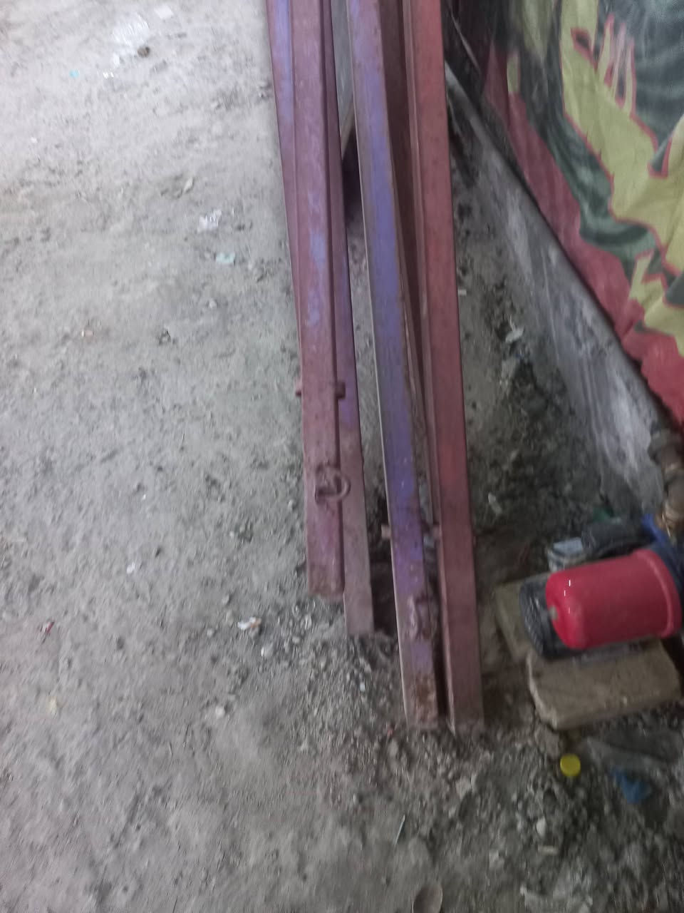 بسم الله الرحمن الرحيم
للبيع بيت حديد اربعة اشباب نظيف وحديد ثقيل مع الجادر كامل الاتصال على الرقم*********** به واتساب
