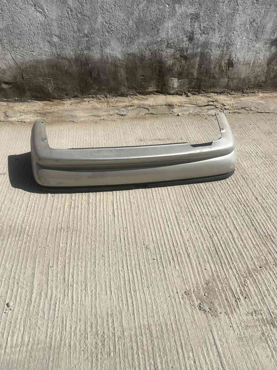 السلام عليكم عندي دعاميه خلفيه وغطاء خلفي مع الكزاز اوبل فكترا موديل 1995 اللون شمباني السعر للقطعتين 150 الف للاستفسار ***********
