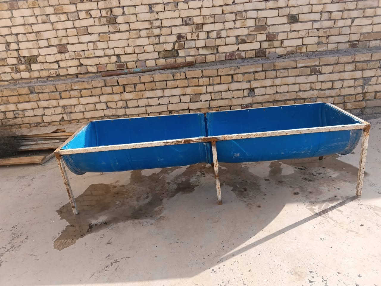 سلام عليكم معلف للبيع المكان حي جمعيات قرب مركز صحي ***********
