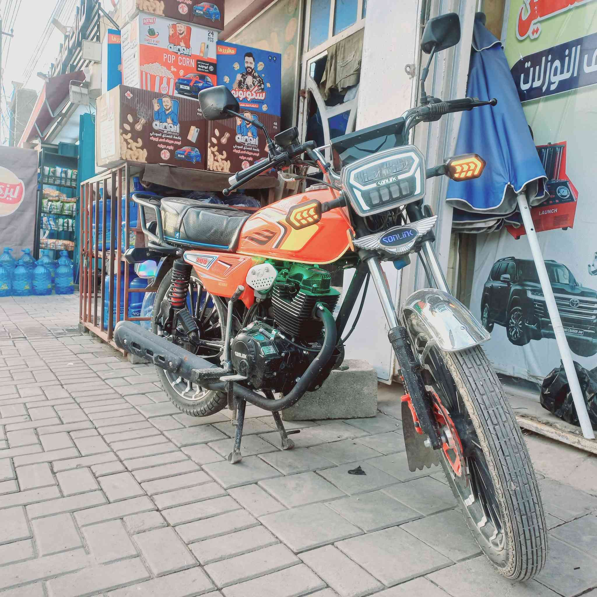 السلام عليكم دراجة سيفان باب لاول موديل 25صالي ٢٥ محرك 200cc يوم من نزلتها عل وضع الشركة نضيفة كلش ماشية ٢ يعني زيرو لون مميز دراجة نضيفة كلش شوفت عينكم بصمة 2 وسويج 2  سعر ٨٥٠ مكاني بغداد الشعب ***********
