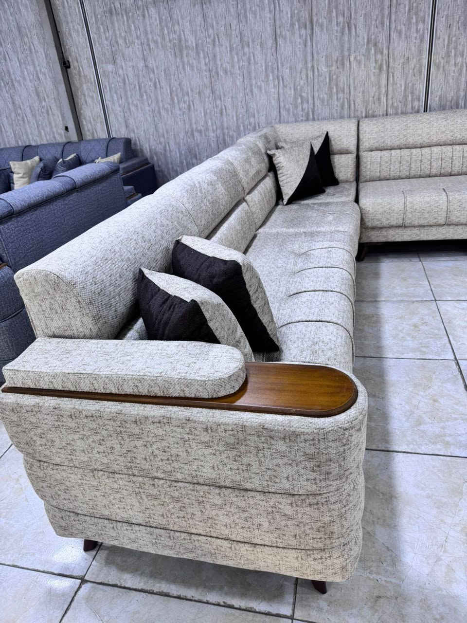 م ديوان كورنر حرف ال مع قنفه مفصوله ثنائيه
ابو الطبله اليوم جهز عندي شغل تفصال خشب بلوك اسود كله الثقيل خالي من ال ان دي اف سفنج مميز أول مع طبقه دللوب طبي قماش كتان ناعم لون أوف وايت مشجر  طول ٧ متر ١٠ مقاعد استفسار *********** متوفر واتساب نشتغل حسب طلب أيضا
