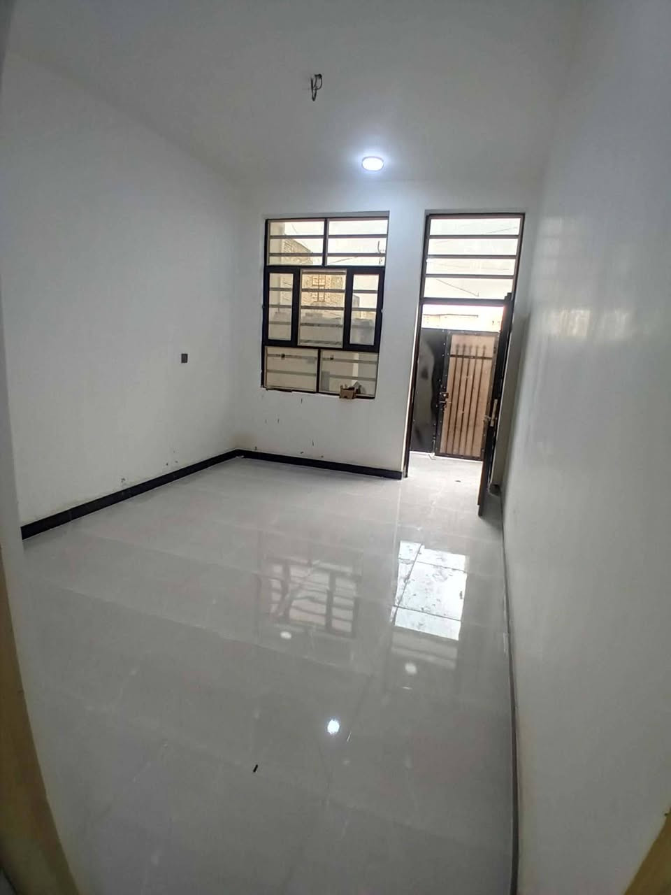 مشتمل حديث للبيع حي حكيم شارع كاله قرب كورنيش مساحه 100,متر يتكون من غرفه نوم وصاله ومطبخ واستقبال مرقم من بلديه حديث جاهز للسكن كهرباء بوري نضام سبالت تقطير فوول مواصفات واجهه فوم وصبغ الاتصال ***********او واتساب سعر خاص او واتساب وتدلل
